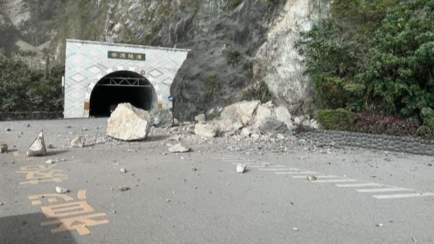 Large boulders are seen having fallen at the entrance of Chongde Tunnel on Suhua Road in Hualien County, Taiwan, China, April 3, 2024./ China Media Group