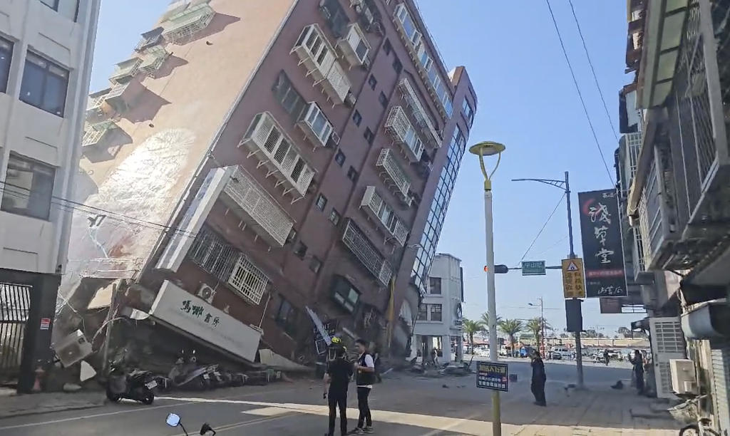 Image from a footage broadcast by TVBS shows a partially collapsed building in Hualien County, Taiwan, China, April 3, 2024. /CFP