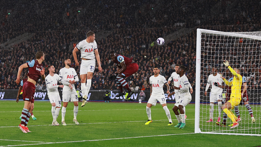 West Ham's Kurt Zouma (C) heads in an equalizer off his back against Tottenham Hotspur in their Premier League clash in London, UK, April 2, 2024. /CFP