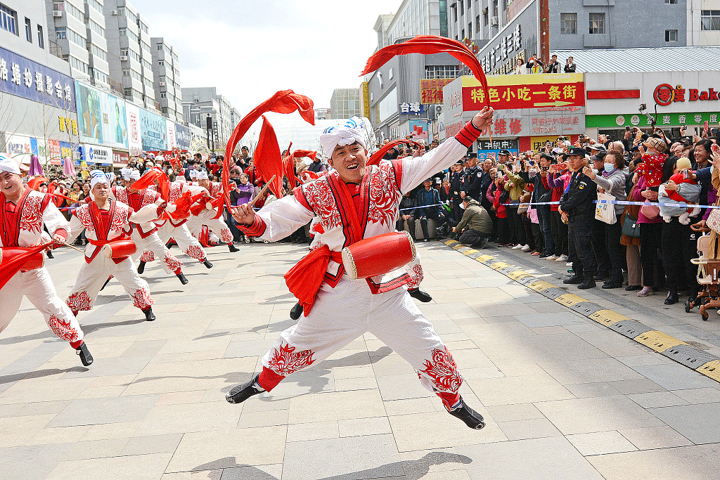 Folk artists perform the Hengshan waist drum dance at a pedestrian street in Tianshui, Gansu Province on March 27, 2024. /CFP