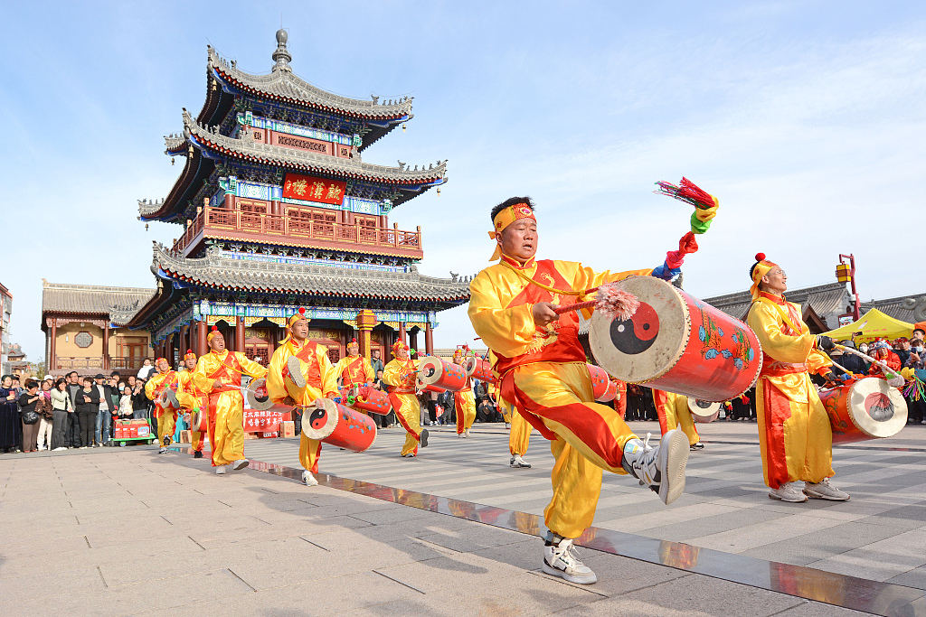 Folk artists perform the Lanzhou taiping drum dance at a scenic spot in Tianshui, Gansu Province on March 28, 2024. /CFP
