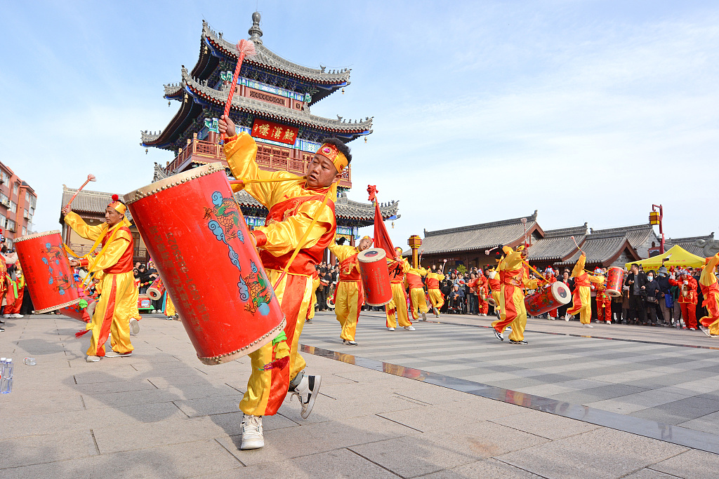 Folk artists perform the Lanzhou taiping drum dance at a scenic spot in Tianshui, Gansu Province on March 28, 2024. /CFP
