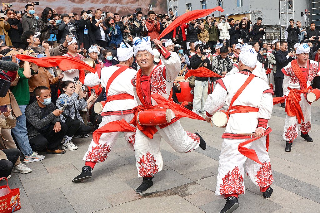 Folk artists perform the Hengshan waist drum dance at a pedestrian street in Tianshui, Gansu Province on March 27, 2024. /CFP