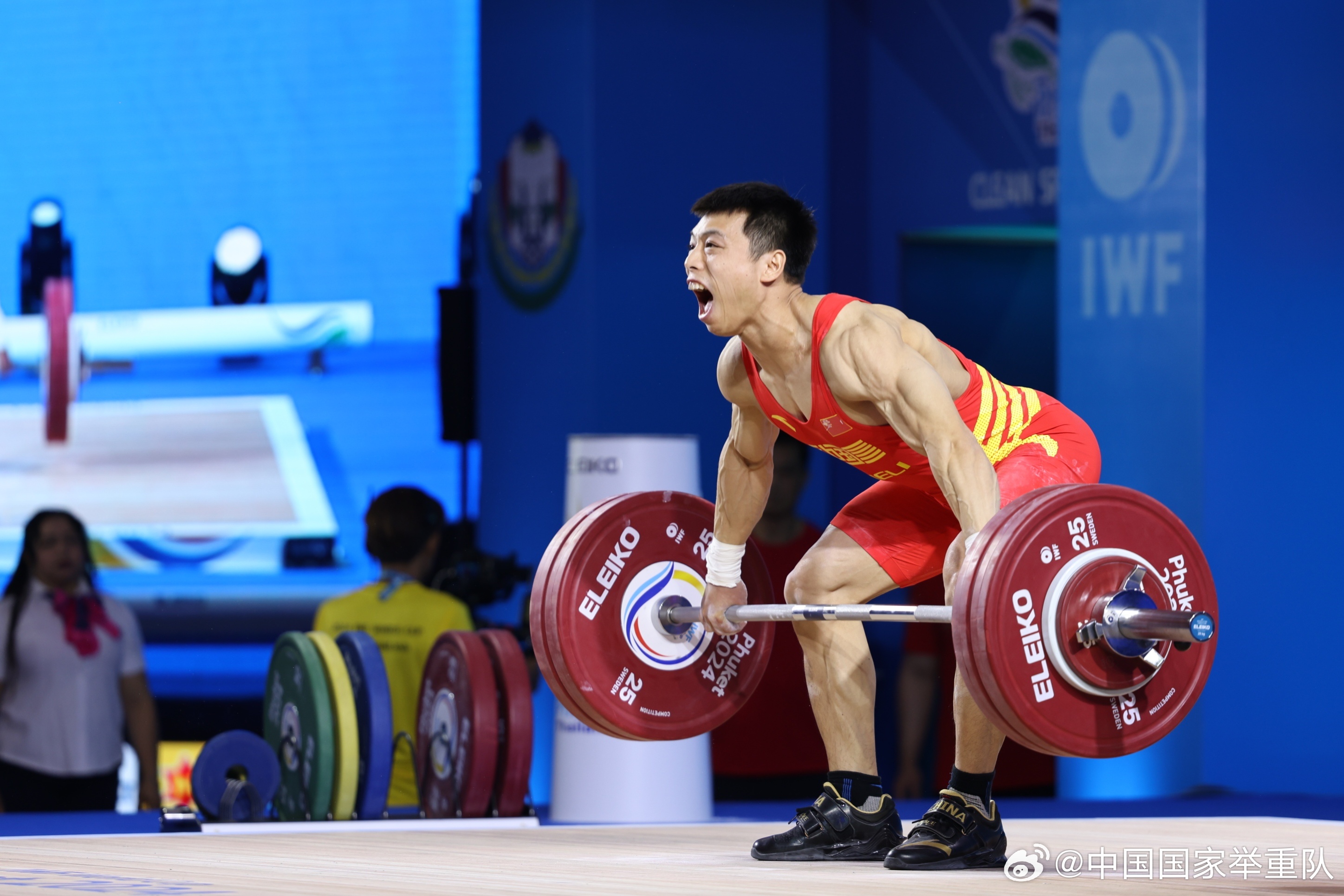 China's Shen Lijun during the men's 61 kg final at the IWF World Cup in Phuket, Thailand, April 2, 2024. /CFP