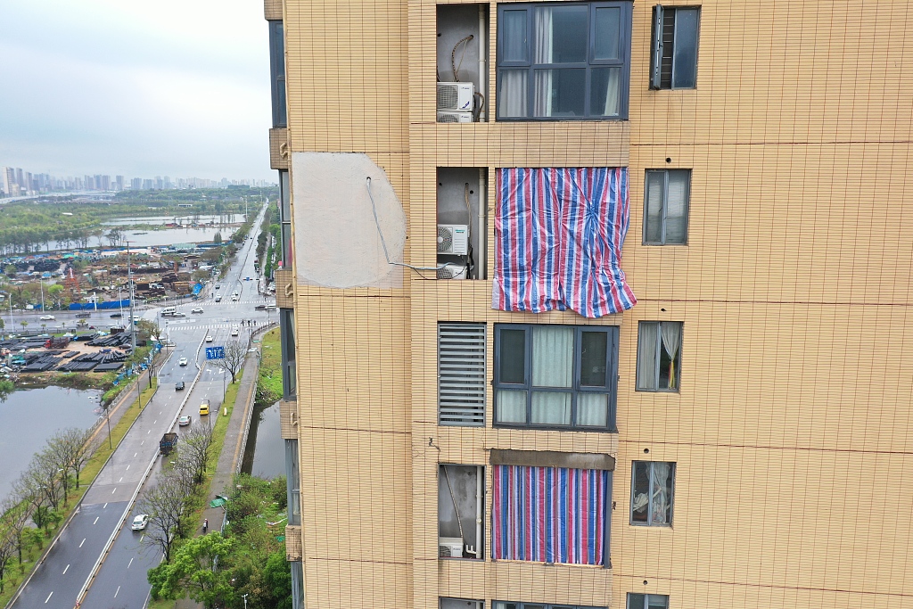 Striped plastic curtains cover now-empty window panes in the Qingshuiwan Compound in Nanchang City, Jiangxi Province, east China, April 2, 2024. /CFP
