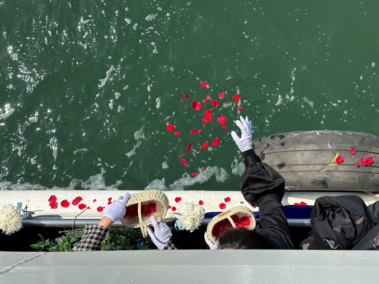 People scatter flowers and ashes into the sea to commemorate those who have passed away in north China's Tianjin Municipality, March 31, 2024. /CMG