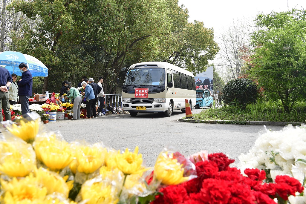 Agencies in charge of funeral services provide local residents with free buses to visit graves in Jinggang Town in Hefei City, capital of east China's Anhui Province, April 4, 2024. /CFP