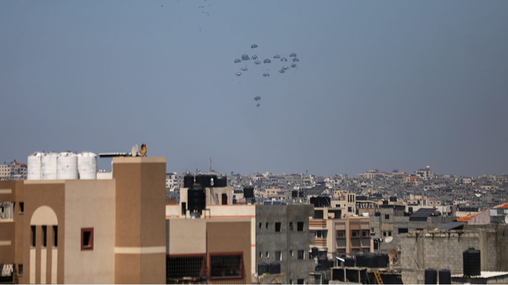 Humanitarian aid packages are seen landing in Gaza as Israeli attacks continue, April 3, 2024. /CFP