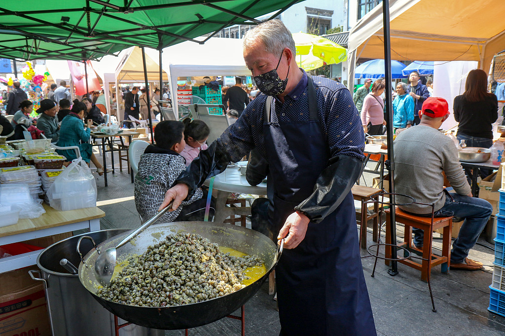Local chefs prepare river snails on site in Jiangba Town, Huai'an, Jiangsu Province on March 31, 2024. /CFP