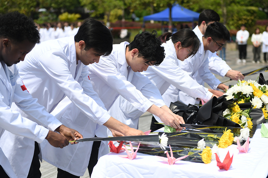 Students pay tribute to body and human organ donors in Chongqing Medical University, Chongqing Municipality, southwest China, April 2, 2024. /CFP