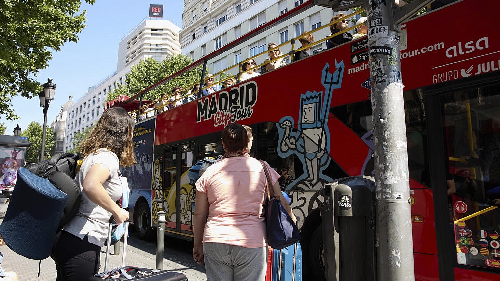 Sightseers wait to board a tourist bus travelling around the city center, June 3, 2023, Madrid, Spain. /CFP