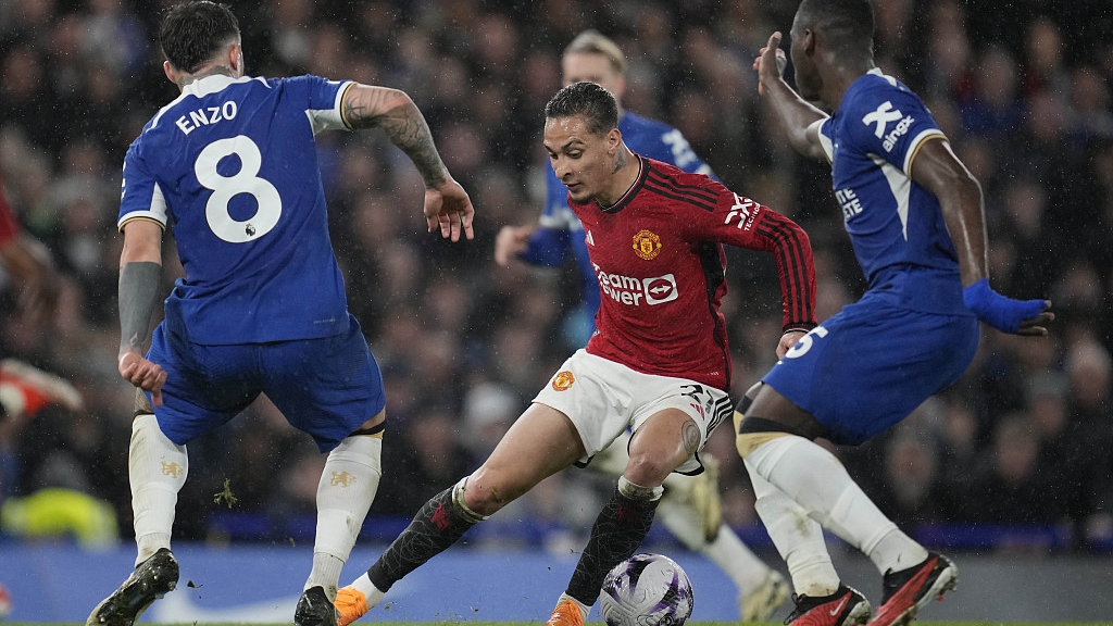 Manchester United's Antony (C) is challenged by Chelsea's Enzo Fernandez (L) and Moises Caicedo during their clash at Stamford Bridge in London, England, April 4, 2024. /CFP