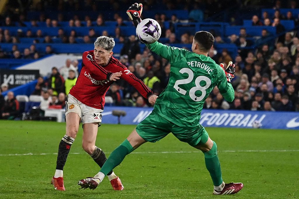 Manchester United's Alejandro Garnacho (L) fights for the ball with Chelsea goalkeeper Djordje Petrovic during their clash at Stamford Bridge in London, England, April 4, 2024. /CFP