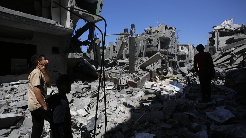 Palestinians living in al-Maghazi Refugee Camp collect the usable items among the rubble of the destroyed buildings following an Israeli attack in Deir al-Balah, Gaza, April 4, 2024. /CFP