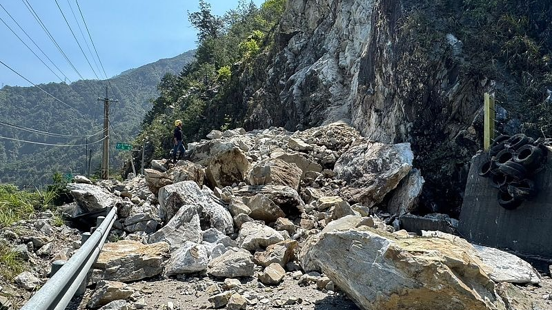 Rocks blocking part of the road on a section of a highway in Taichung, after a major earthquake hit southeast China's Taiwan, April 3, 2024. /CFP 