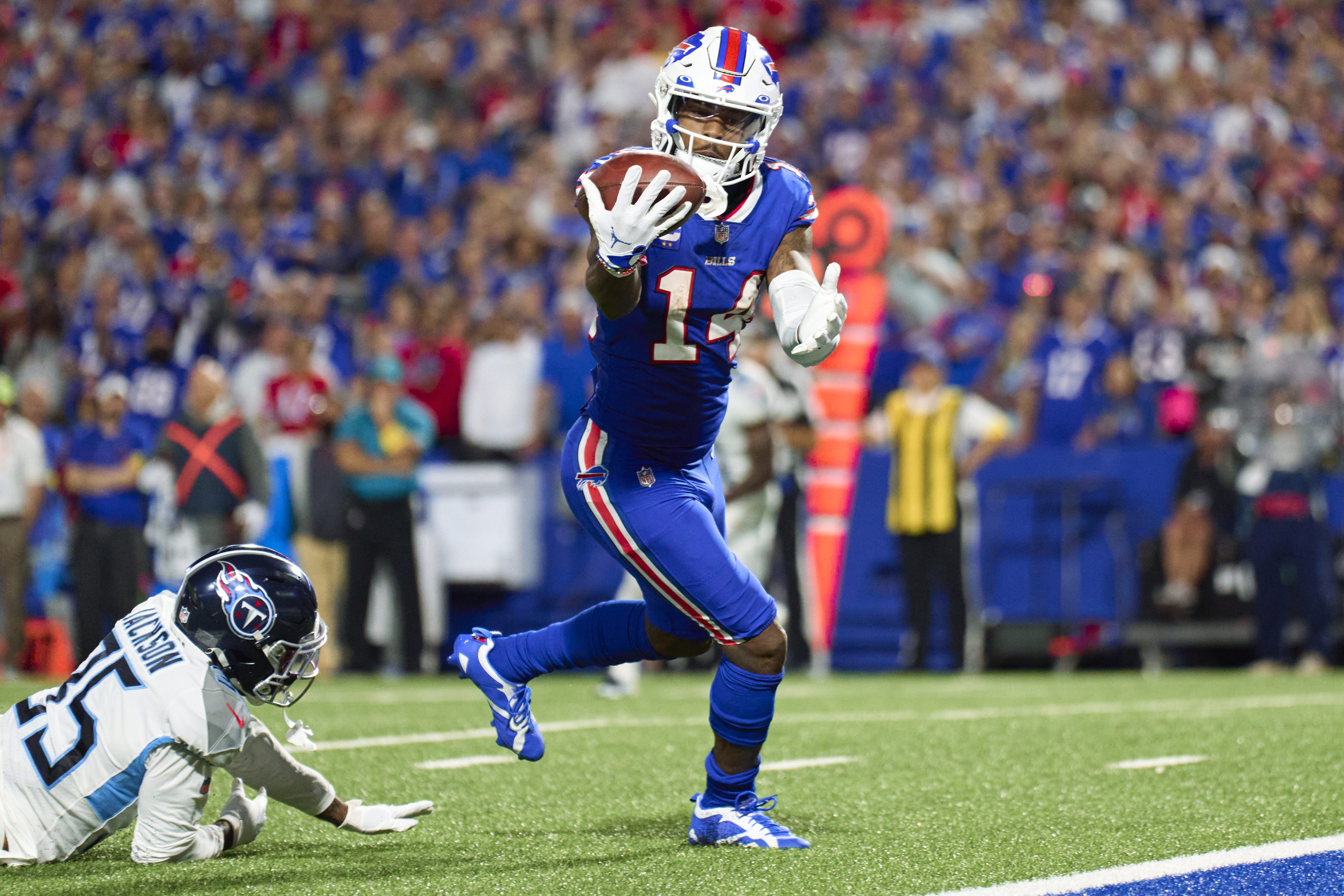 Wide receiver Stefon Diggs (#14) of the Buffalo Bills catches the ball to score a touchdown in the game against the Tennessee Titans at Highmark Stadium in Orchard Park, New York, September 19, 2022. /CFP