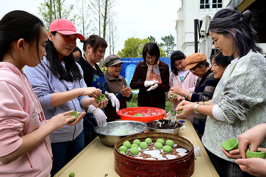 People are spotted making qingtuan during Qingming Festival celebrations on April 4, 2024 in Jiaxing, Zhejiang Province. /CFP