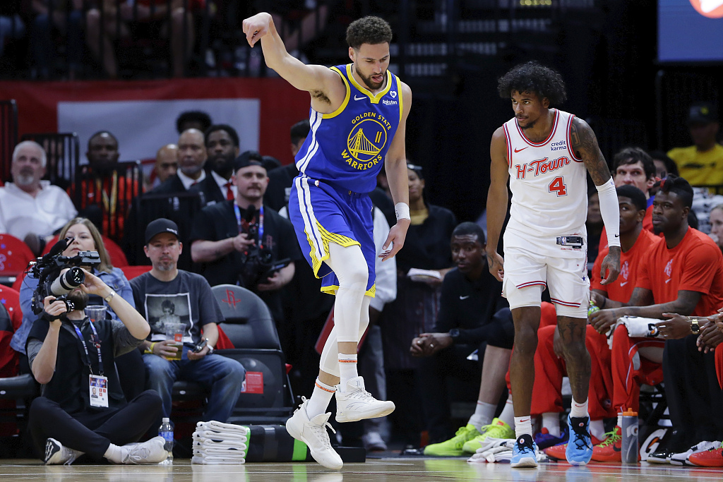Klay Thompson (L) of the Golden State Warriors reacts after making a shot in the game against the Houston Rockets at the Toyota Center in Houston, Texas, April 4, 2024. /CFP