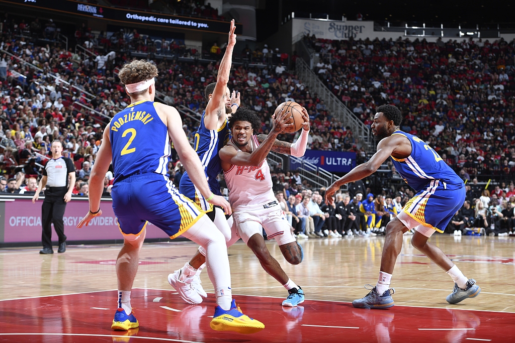 Jalen Green (#4) of the Houston Rockets penetrates in the game against the Golden State Warriors at the Toyota Center in Houston, Texas, April 4, 2024. /CFP