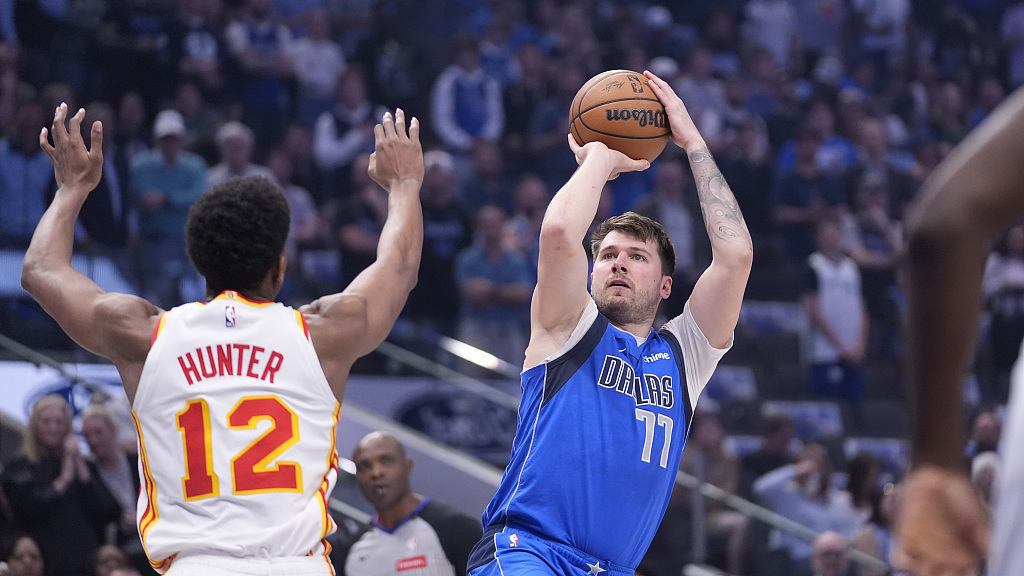 Luka Doncic (#77) of the Dallas Mavericks shoots in the game against the Atlanta Hawks at American Airlines Center in Dallas, Texas, April 4, 2024. /CFP