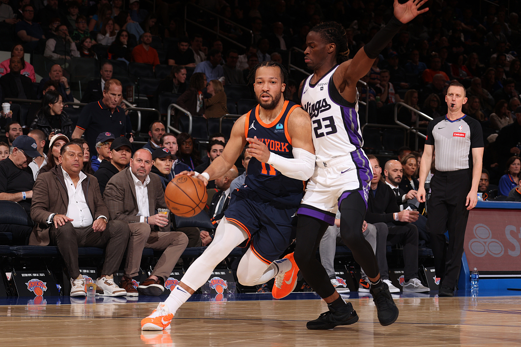 Jalen Brunson (L) of the New York Knicks penetrates in the game against the Sacramento Kings at Madison Square Garden in New York City, April 4, 2024. /CFP