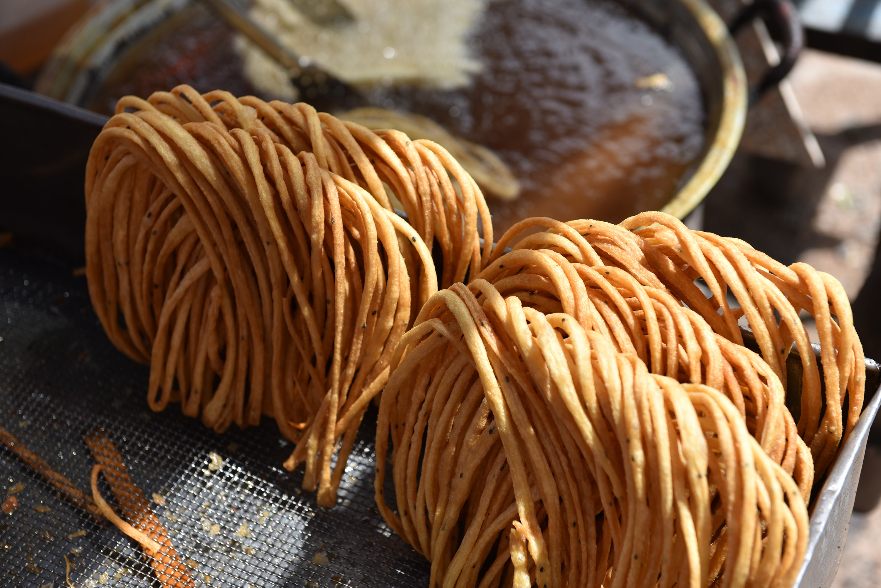 A file photo shows sanzi, or fried dough twists, which have just been cooked. /IC
