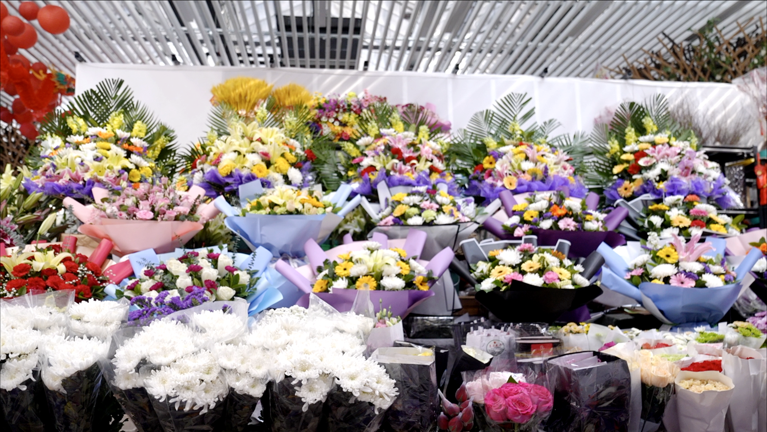 Huang Ping's flower stall /CGTN