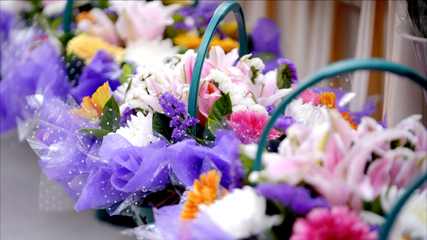 Flower baskets for sale /CGTN