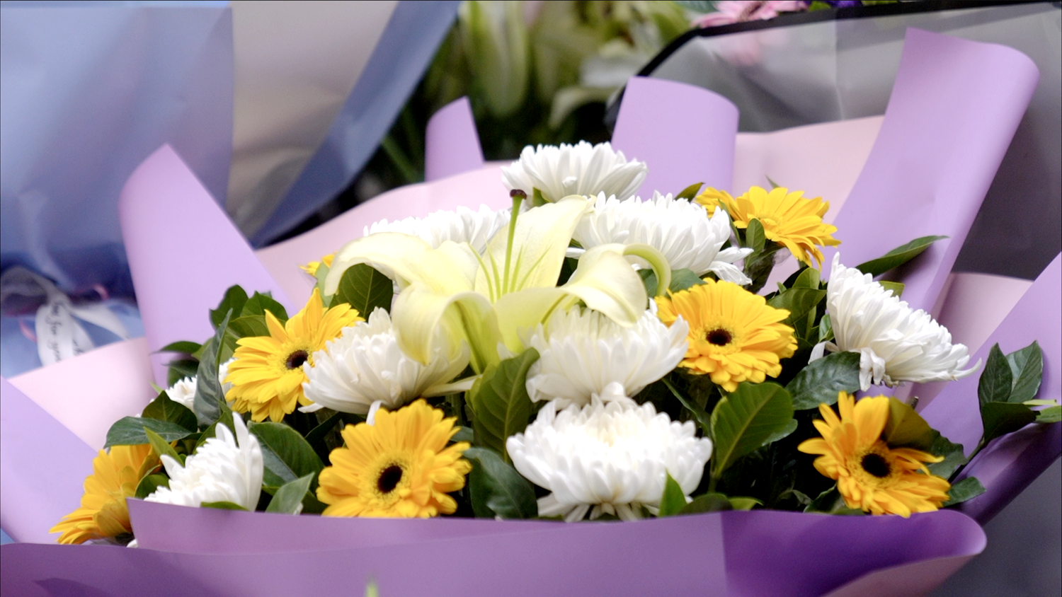 A chrysanthemum bouquet for sale /CGTN