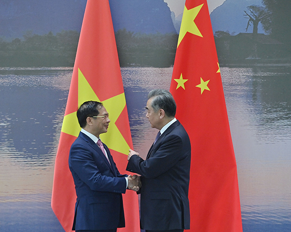 Chinese Foreign Minister Wang Yi (R) shakes hands with Vietnamese Foreign Minister Bui Thanh Son in Guangxi Zhuang Autonomous Region in south China, April 4, 2024. /Chinese Foreign Ministry
