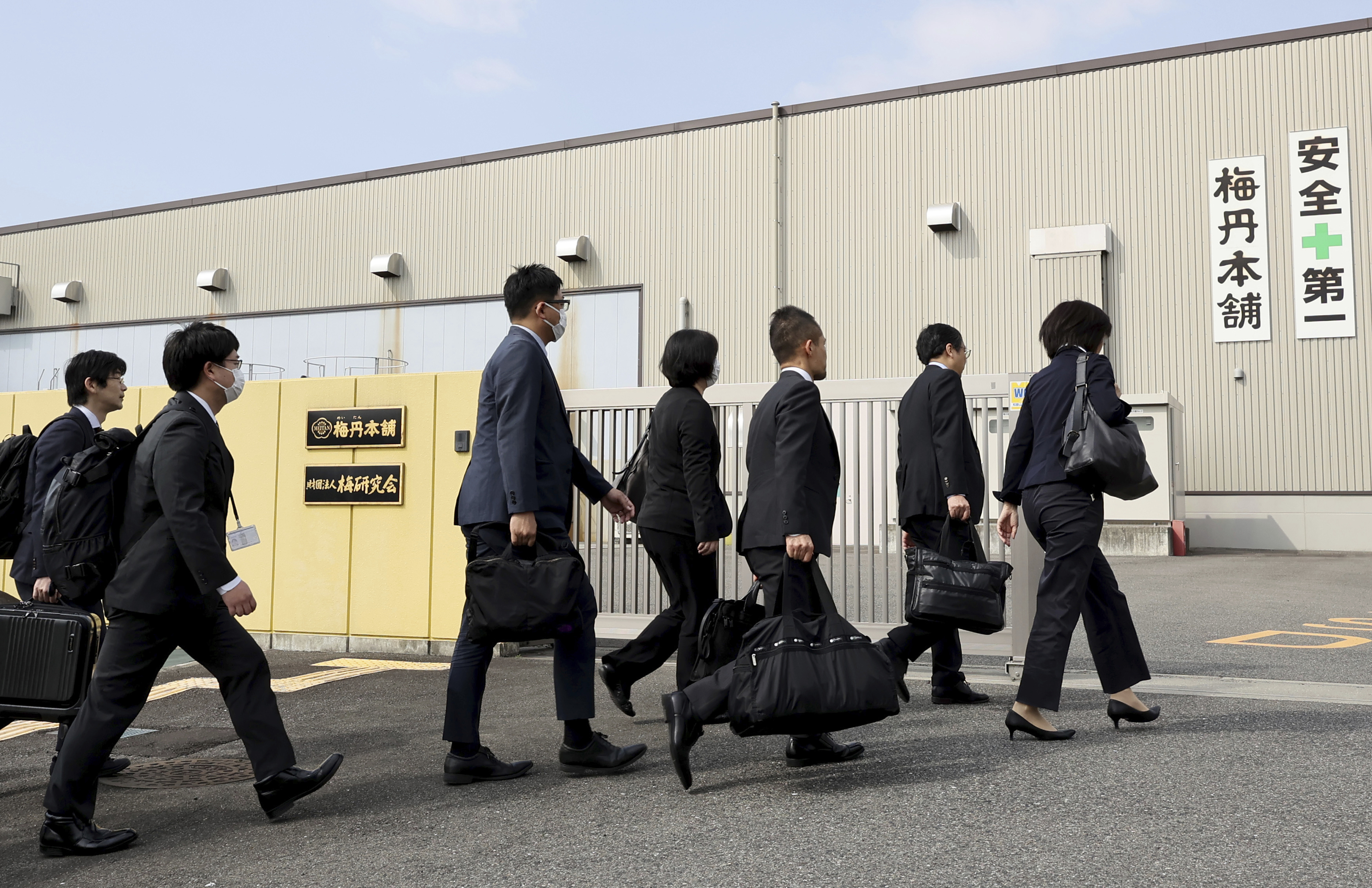 Staff members of the Ministry of Health, Labor and Welfare enter a factory of Meitan Honpo, a subsidiary of Kobayashi Pharmaceutical, for on-site inspection in Kinokawa City, Wakayama Prefecture, Japan, March 31, 2024. /CFP