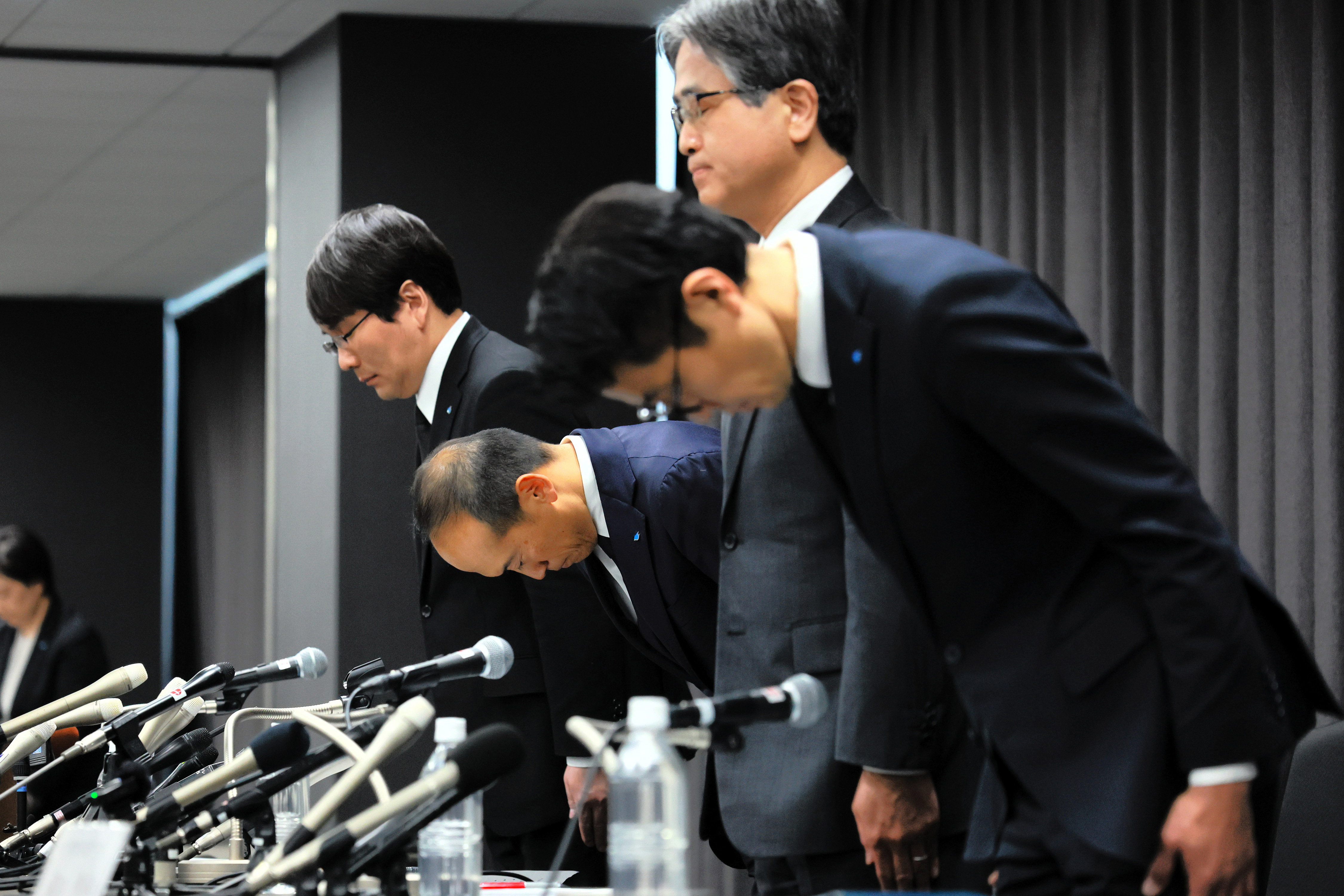Kobayashi Pharmaceutical President Akihiro Kobayashi (2nd L) and executives bow for apology during a press conference in Osaka, Japan, March 29, 2024. /CFP