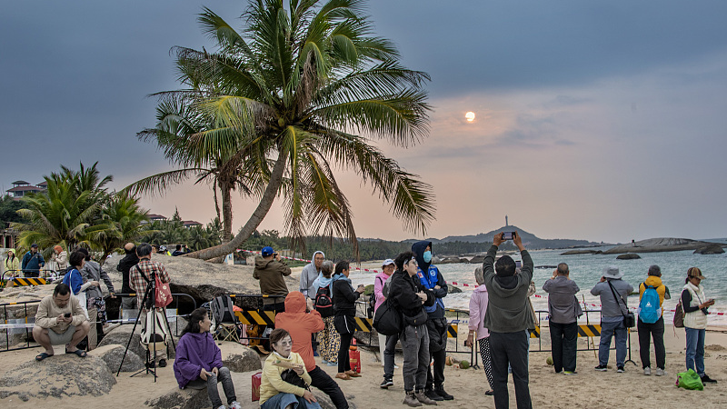 Spectators wait for a rocket launch at a beach in Wenchang City, Hainan Province, March 20, 2024. /CPF