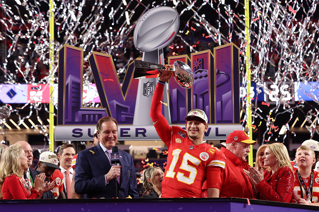 Quarterback Patrick Mahomes (#15) of the Kansas City Chiefs lifts the Vince Lombardi Trophy after the 25-22 win over the San Francisco 49ers in Super Bowl LVIII at Allegiant Stadium in Paradise, Nevada, February 11, 2024. /CFP