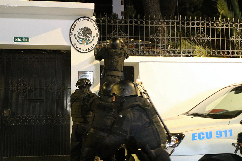Ecuadorian police attempt to enter the Mexican embassy in Quito to arrest Ecuador's former Vice President Jorge Glas, April 5, 2024. /CFP