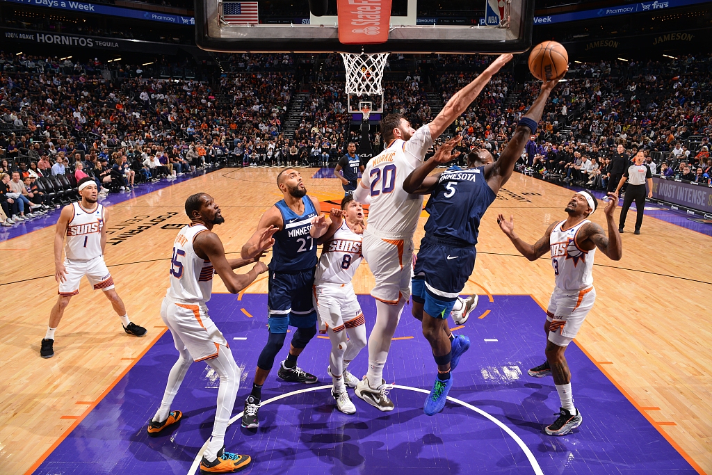 Anthony Edwards (#5) of the Minnesota Timberwolves shoots in the game against the Phoenix Suns at Footprint Center in Phoenix, Arizona, April 5, 2024. /CFP