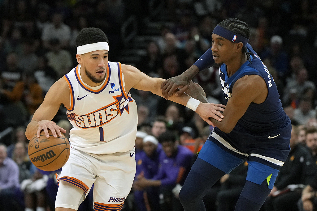 Devin Booker (L) of the Phoenix Suns penetrates in the game against the Minnesota Timberwolves at Footprint Center in Phoenix, Arizona, April 5, 2024. /CFP