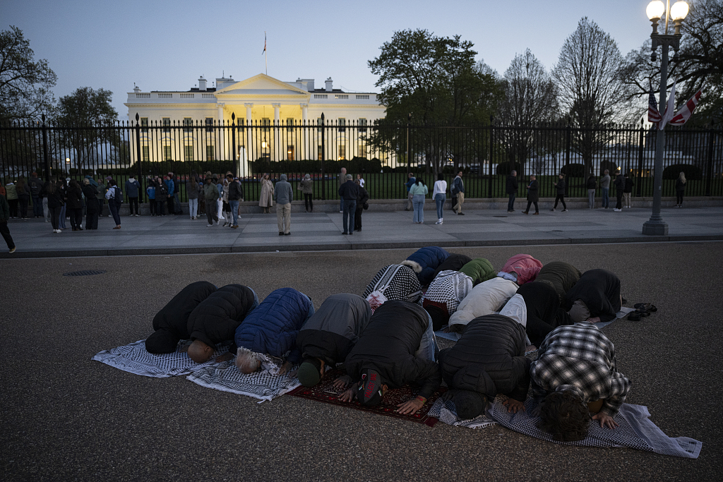 Muslims gather outside the White House to offer prayers following an iftar event in solidarity with Gaza, in Washington D.C., U.S., April 4, 2024. /CFP