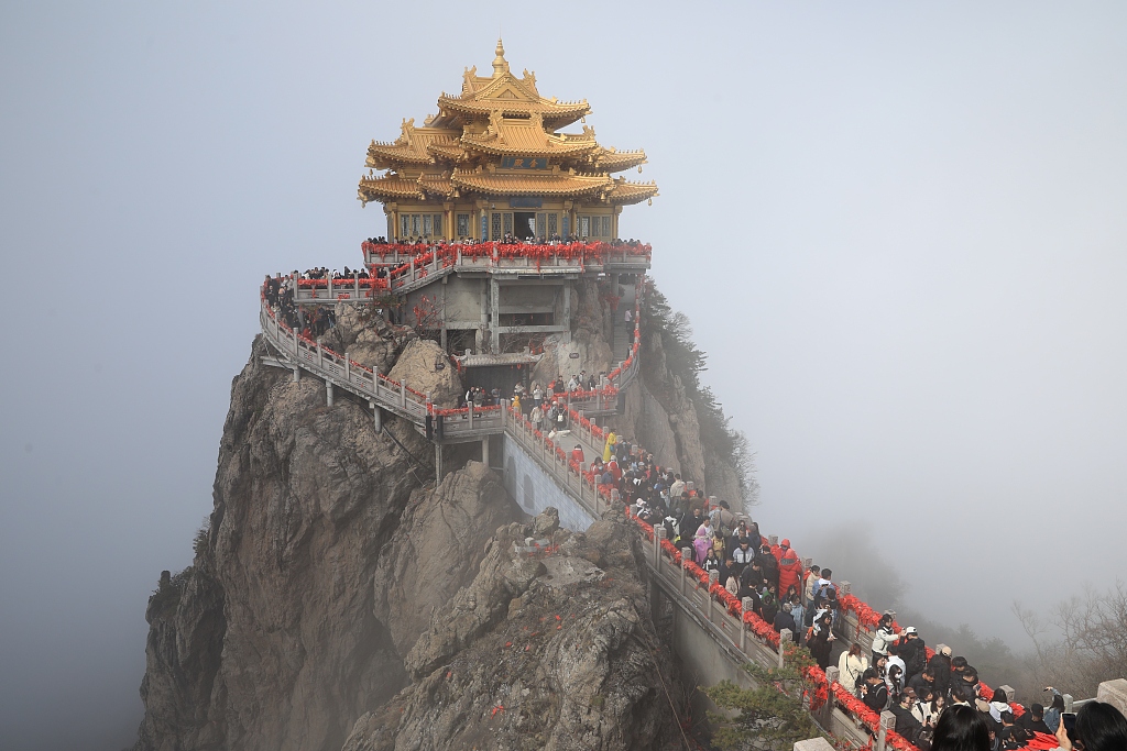 Tourists crowd Laojun Mountain peak in Luoyang, Henan Province on April 4, 2024. /CFP