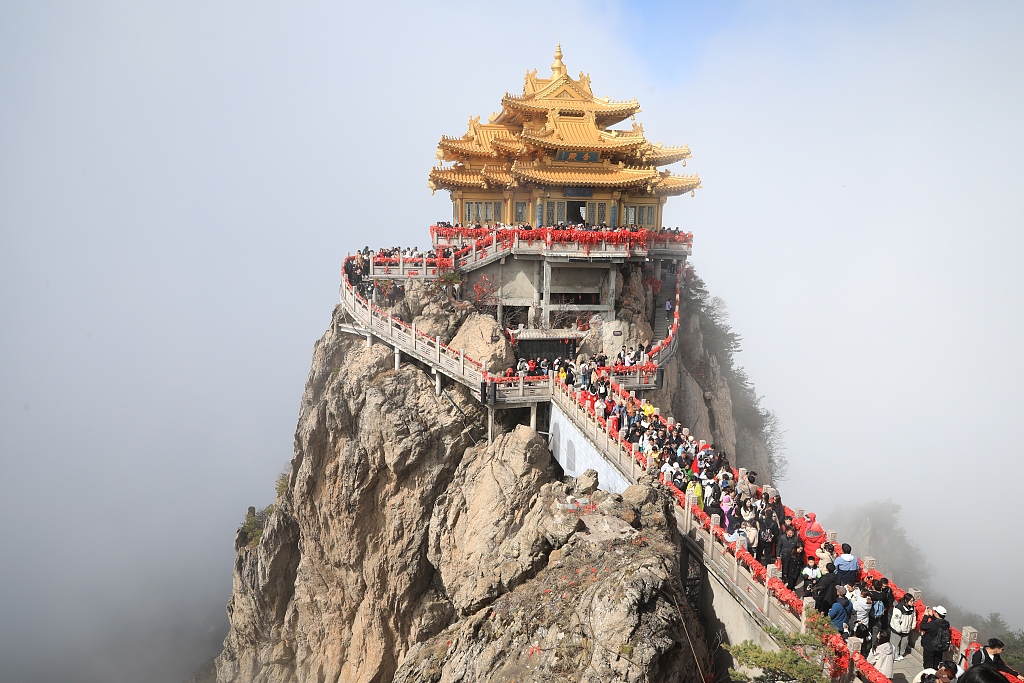 Tourists crowd Laojun Mountain peak in Luoyang, Henan Province on April 4, 2024. /CFP