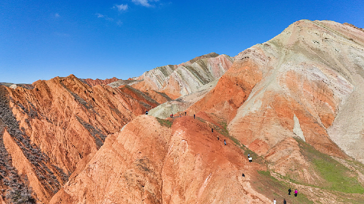 Picturesque Danxia landform draws visitors in Xinjiang - CGTN