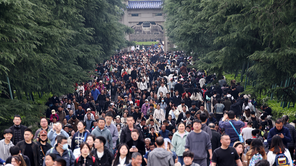 Tourists at the Sun Yat-sen Mausoleum in Nanjing City, east China's Jiangsu Province, April 7, 2024. /CFP