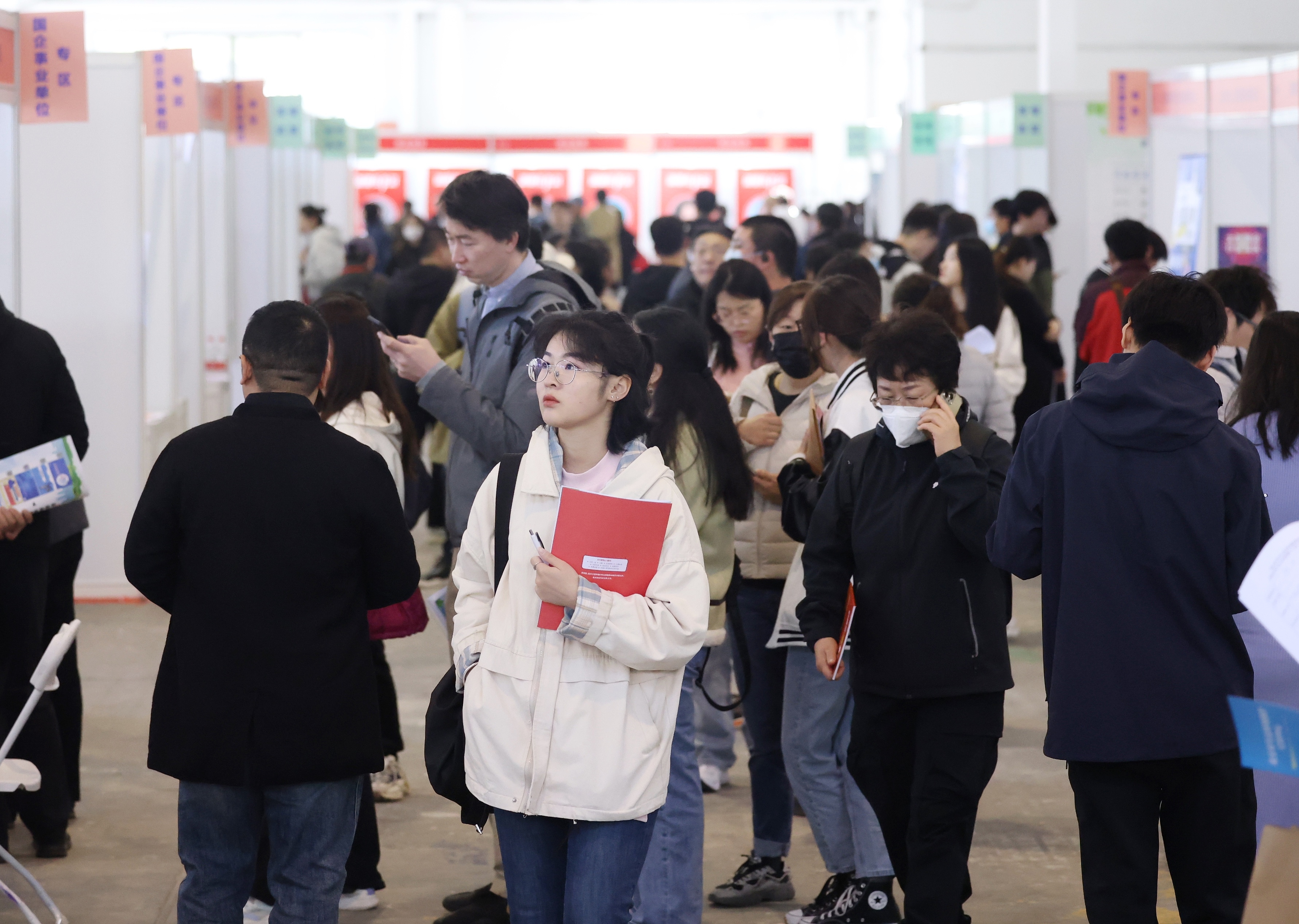 Job seekers at a job fair at the China International Exhibition Center in Beijing, capital of China, March 30, 2024. /CFP