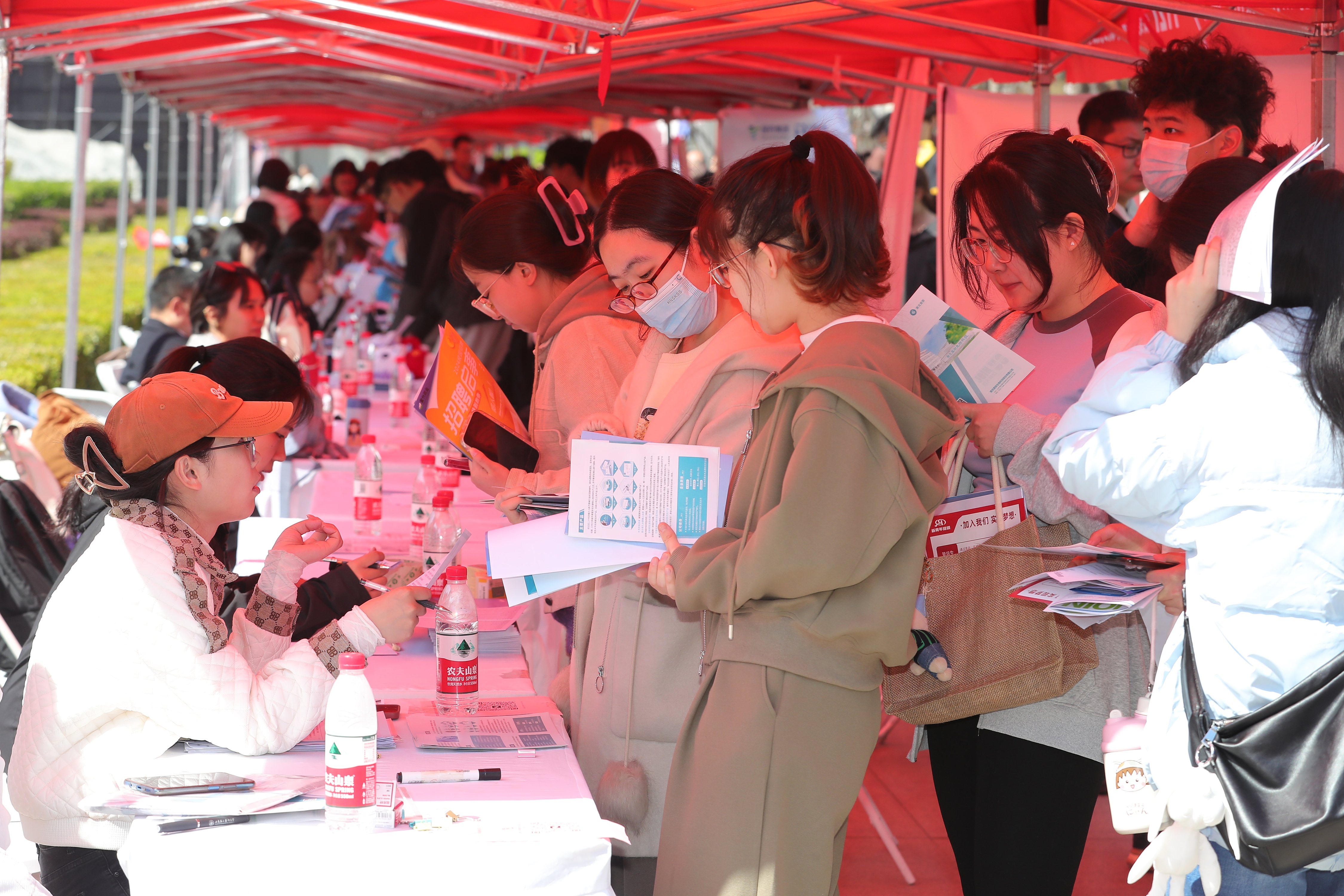 A view of a job fair for 2024 graduates at Tianjin Medical University, March 31, 2024. /CFP