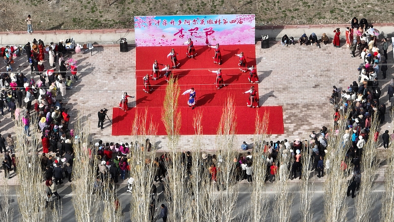 Performers showcase traditional dance at a cultural event in Bayingol Mongolian Autonomous Prefecture, northwest China's Xinjiang Uygur Autonomous Region, April 6, 2024. /CFP