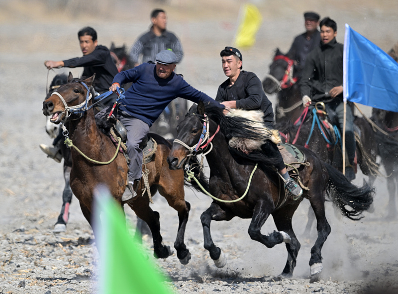 A group of sports enthusiasts take part in a scrambling-for-a-sheep competition in Bayingol Mongolian Autonomous Prefecture, northwest China's Xinjiang Uygur Autonomous Region, April 6, 2024. /CFP