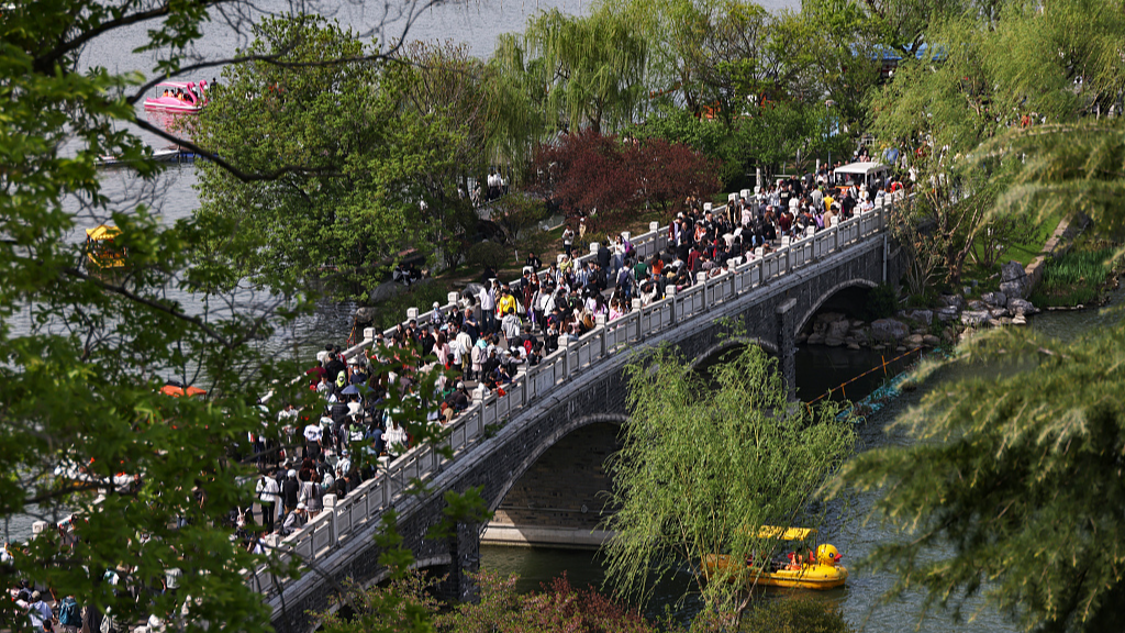 Tourists visiting Xuanwu Lake Park in Nanjing, April 5, 2024. /CFP