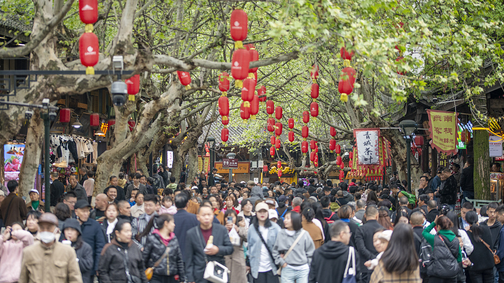 Citizens and tourists visiting Xuanhuamen in Dujiangyan, Chengdu, April 5, 2024. /CFP