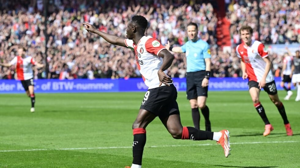 Yankuba Minteh (C) of Feyenoord celebrates after scoring a goal in the Eredivisie game against Ajax at De Kuip in Rotterdam, the Netherlands, April 7, 2024. /AFP