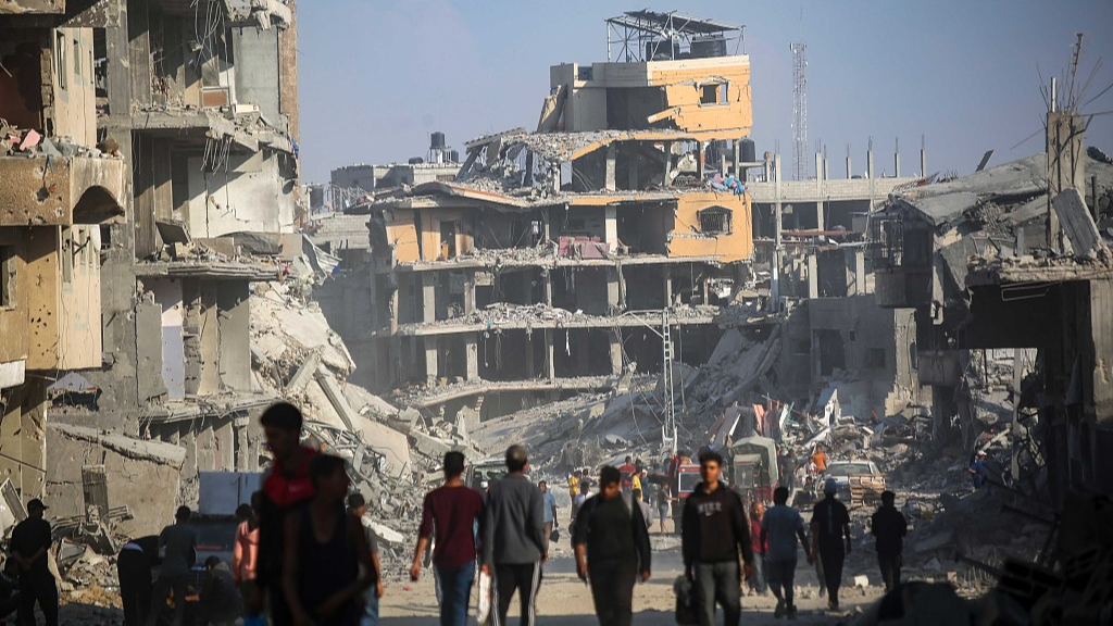 People inspect damage and remove items from their homes following Israeli airstrikes, Khan Yunis, Gaza, April 07, 2024. /CFP